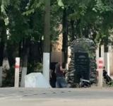 Небезпечні ігри в середмісті Арциза: група підлітків бігала парком із бензопилою задля відео